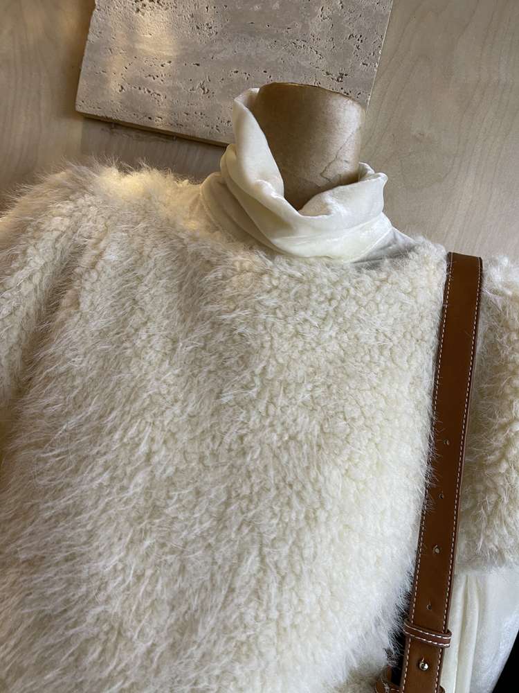 30代ファッション ふわもこショート丈ベストニット