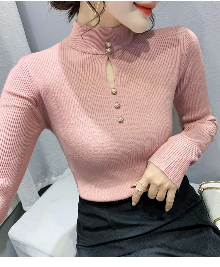 30代ファッション 真珠飾りハイネックリブニット