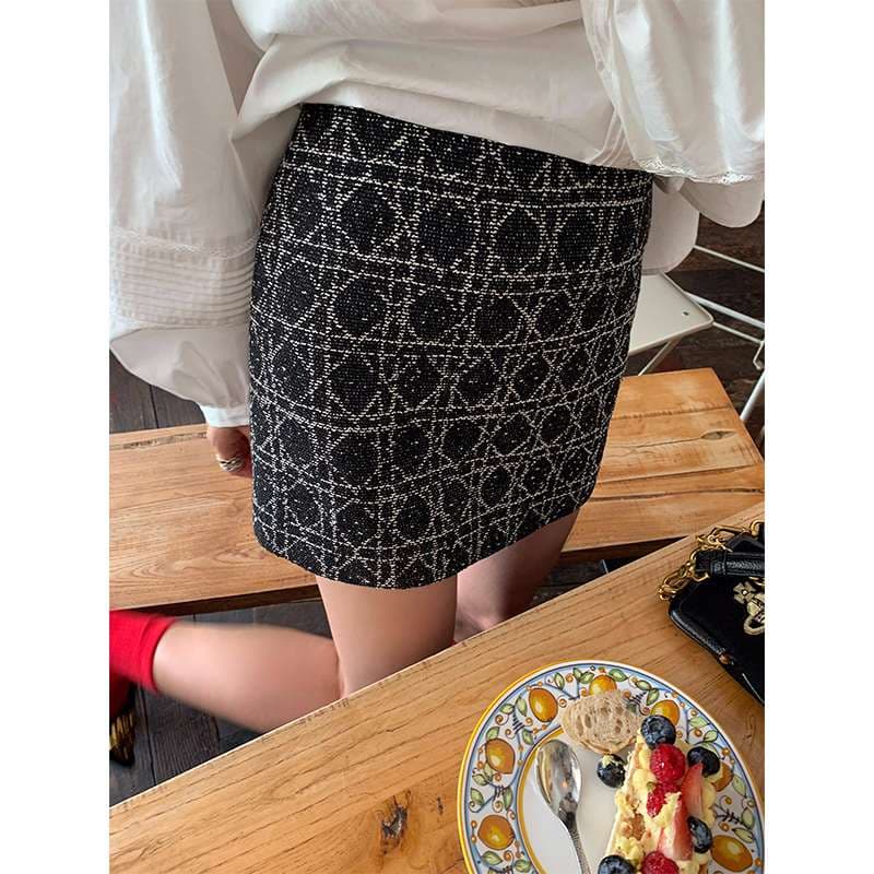 30代ファッション 幾何学模様ミニスカート