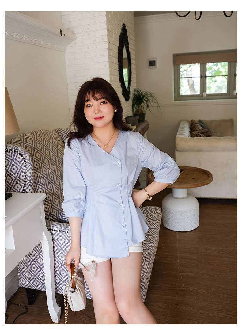 30代ファッション ふんわり袖のVネックシャツ