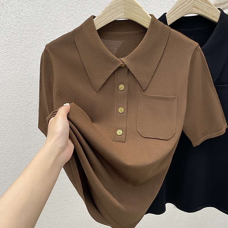 30代ファッション 上品シルエットのポロシャツブラウス