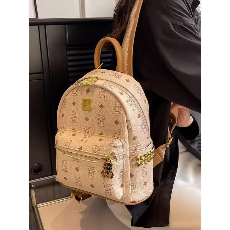 30代ファッション クマ模様の上品リュック