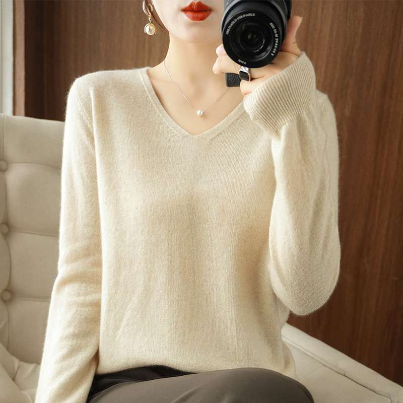 30代ファッション  大人のシンプルVネックニット