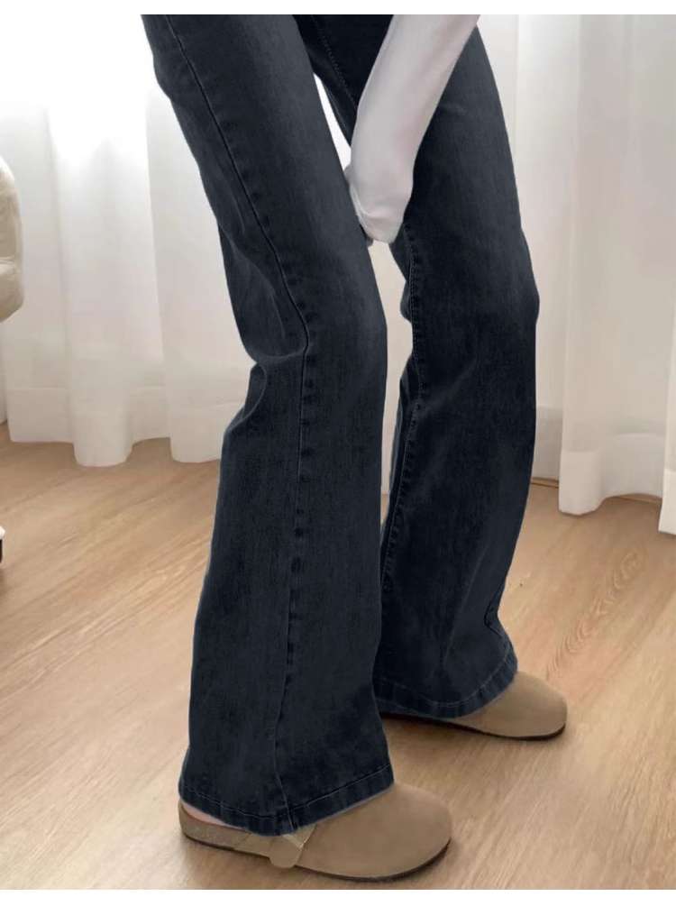 30代ファッション ゆったりストレートデニムパンツ