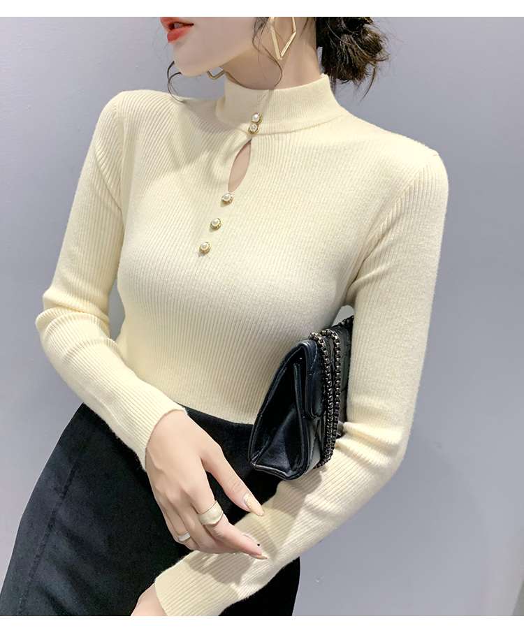 30代ファッション 真珠飾りハイネックリブニット