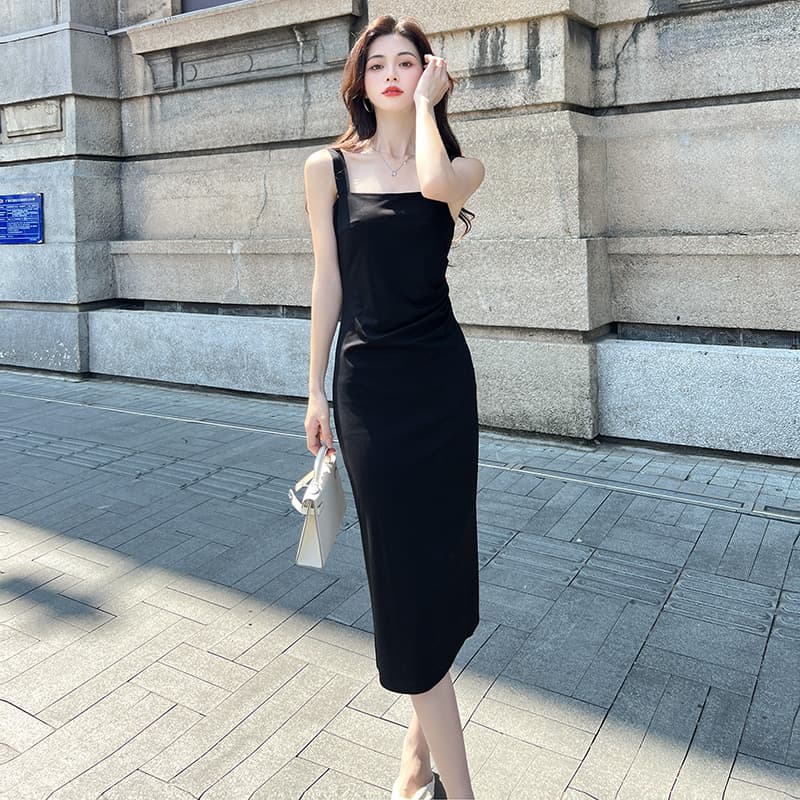 30代ファッション シンプル上品ストレートワンピース