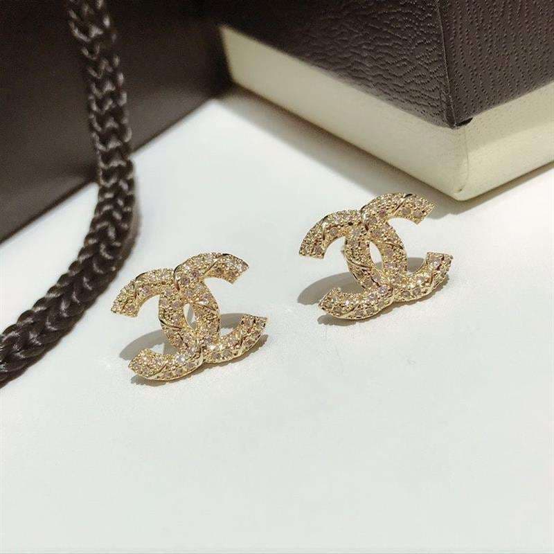 30代ファッション  クラシックロゴピアス