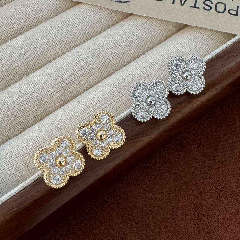 30代ファッション  クローバーモチーフ ピアス