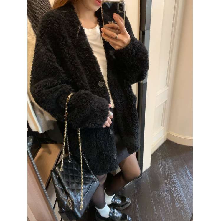 30代ファッション  モコモコファーカーディガン