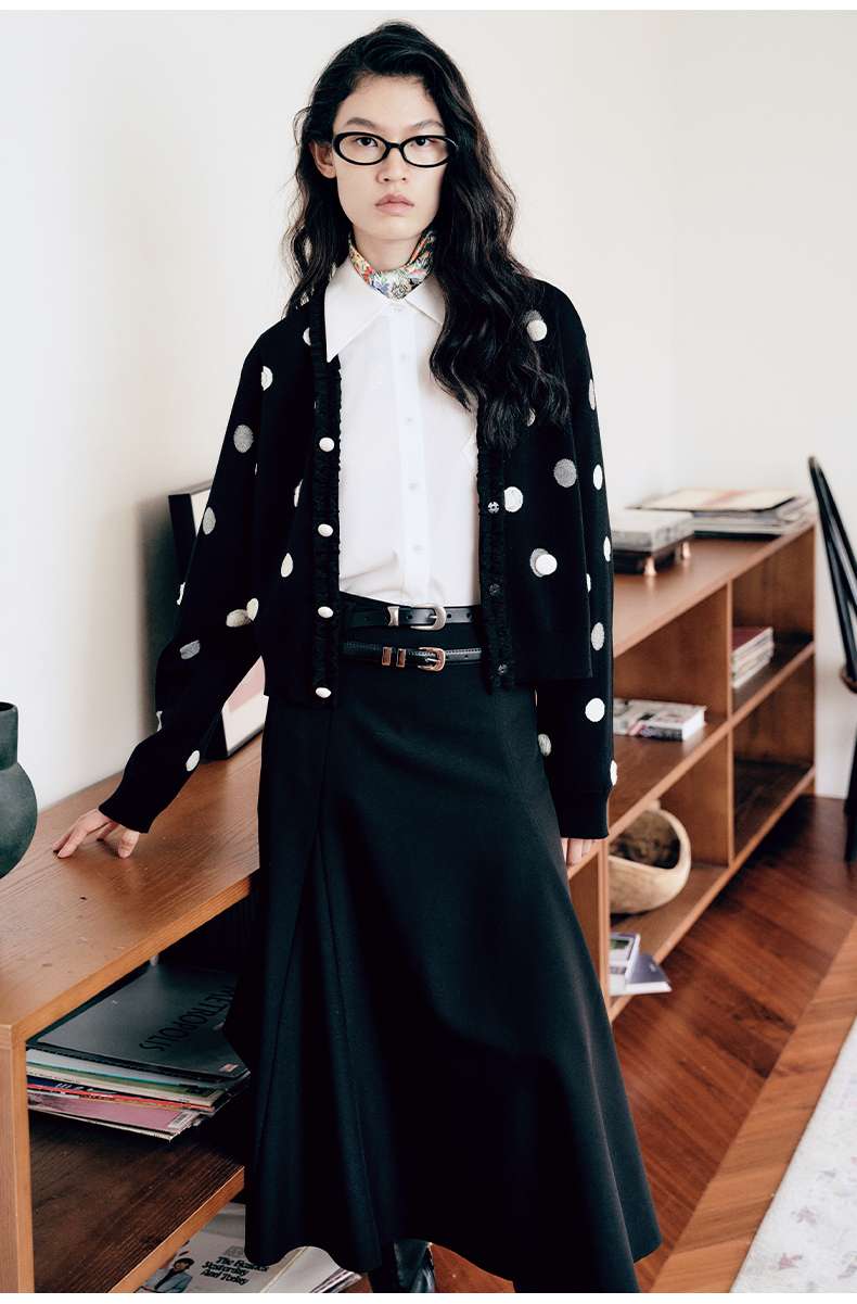 30代ファッション 大人の水玉模様カーディガン
