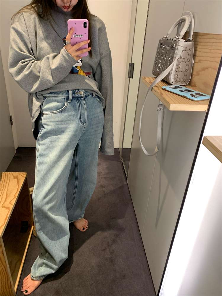30代ファッション ゆったりデニムストレートパンツ