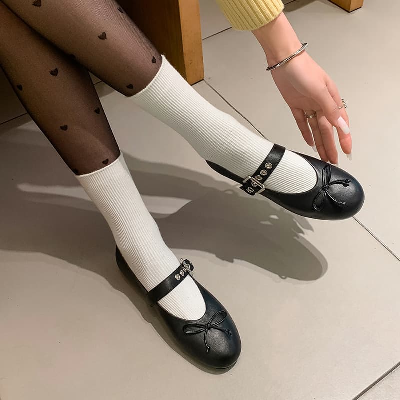 30代ファッション シューズ リボン付きストラップパンプス
