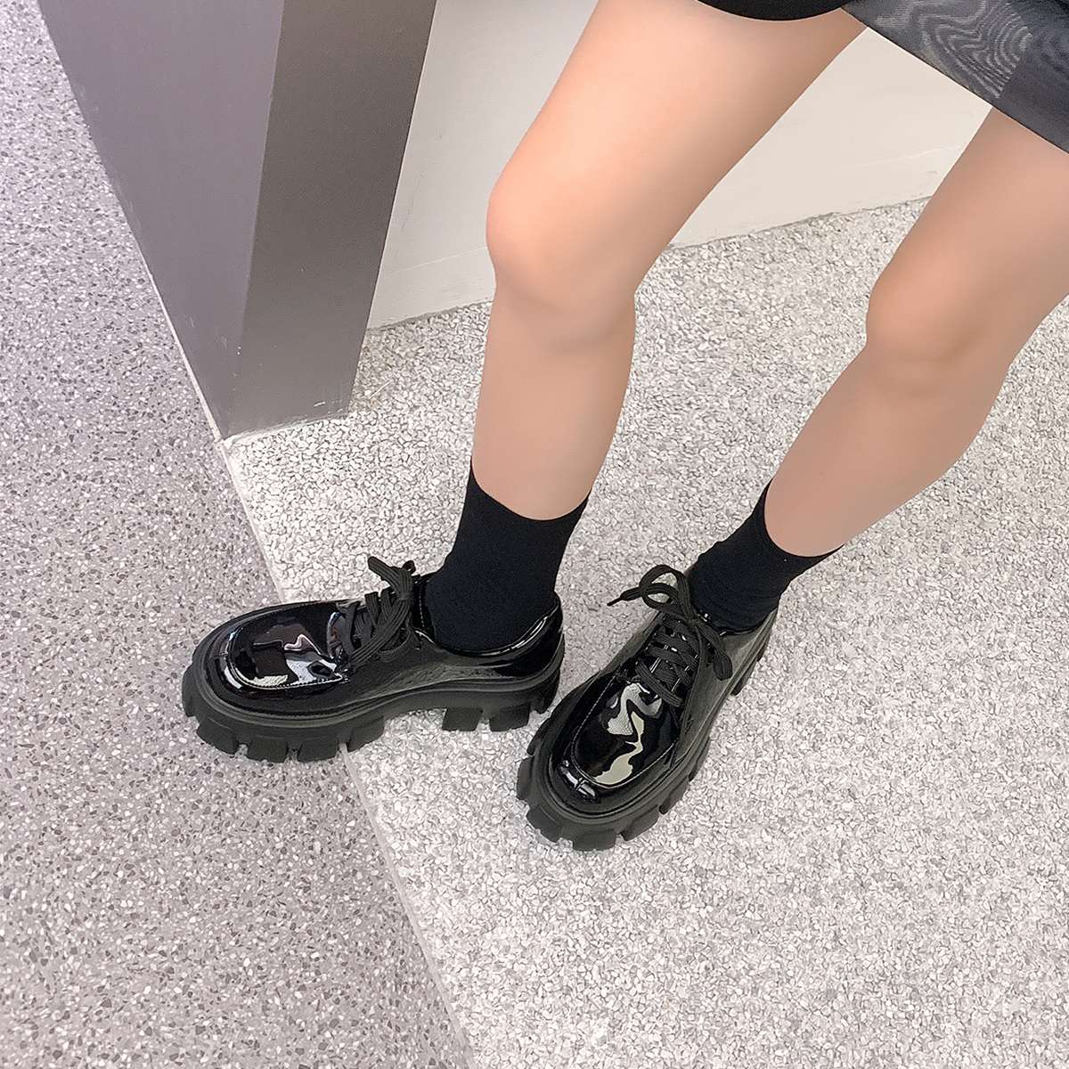 30代ファッション  厚底レースアップシューズ