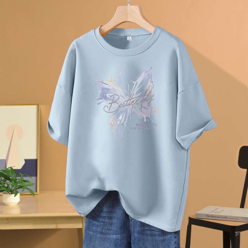 30代ファッション 蝶々モチーフのゆったりTシャツ