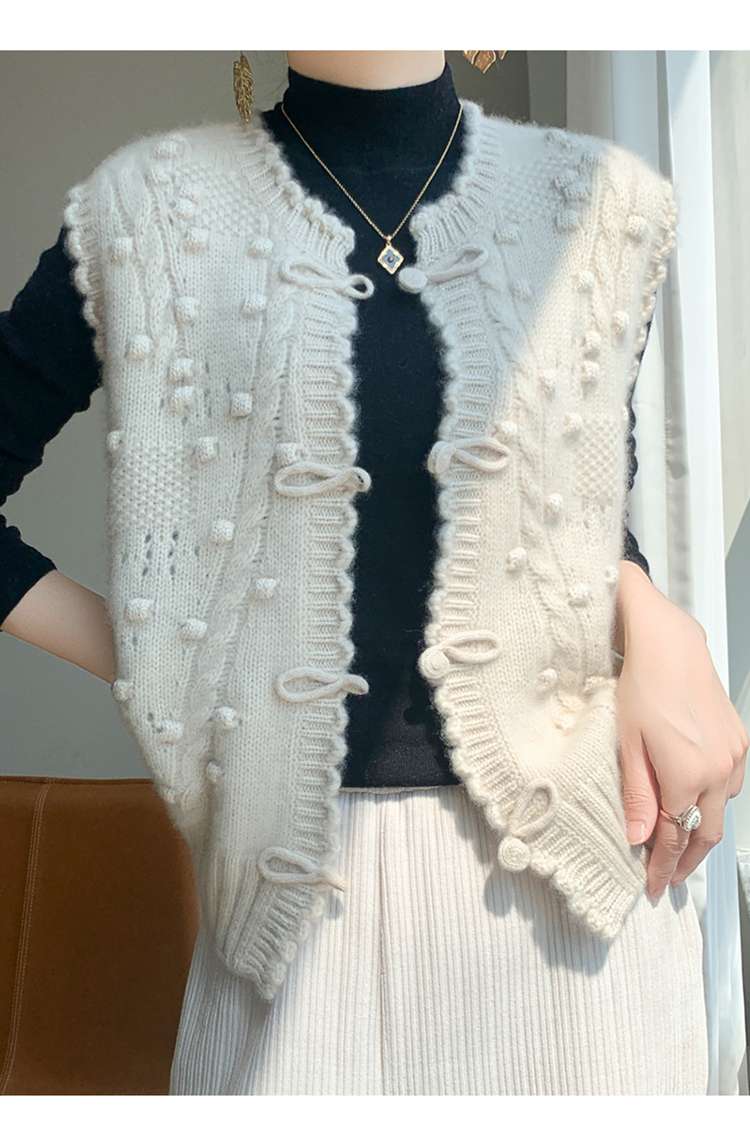 30代ファッション ふわもこ可愛いポンポンベスト