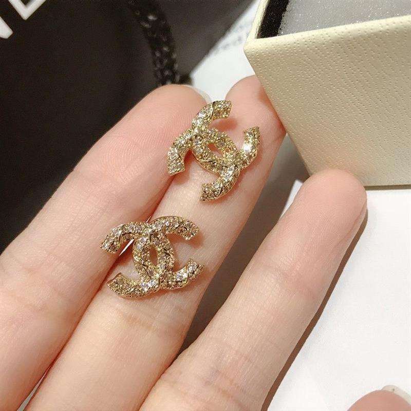 30代ファッション  クラシックロゴピアス