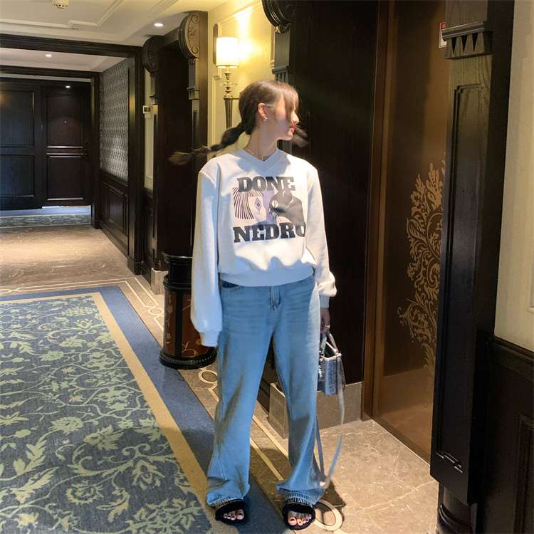 30代ファッション ゆったりデニムストレートパンツ