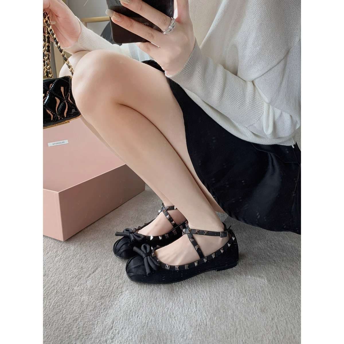 30代ファッション  リボン付きスタッズストラップパンプス