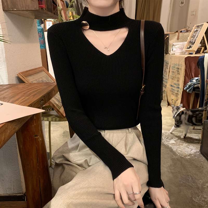 30代ファッション  デザインカットネックリブニット