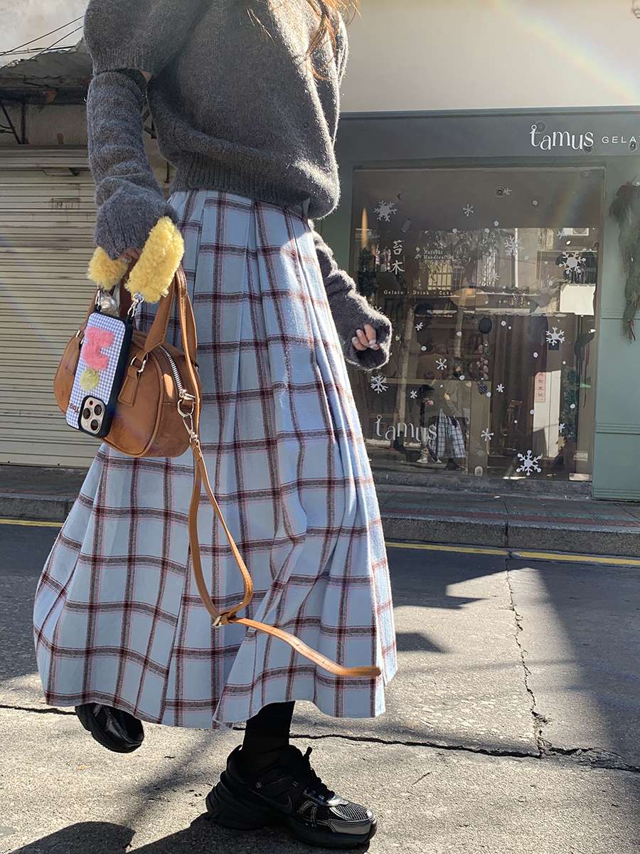 30代ファッション チェック柄フレアロングスカート