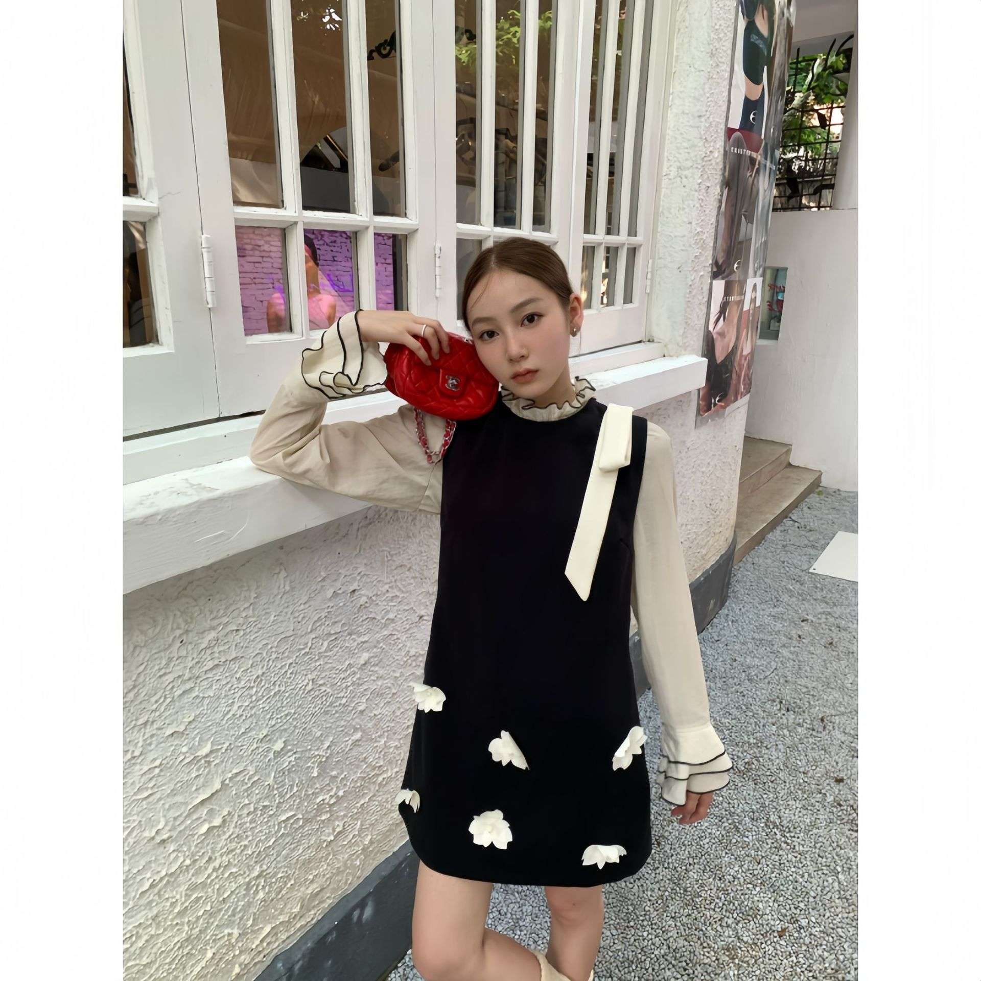 30代ファッション フリル襟花モチーフワンピース