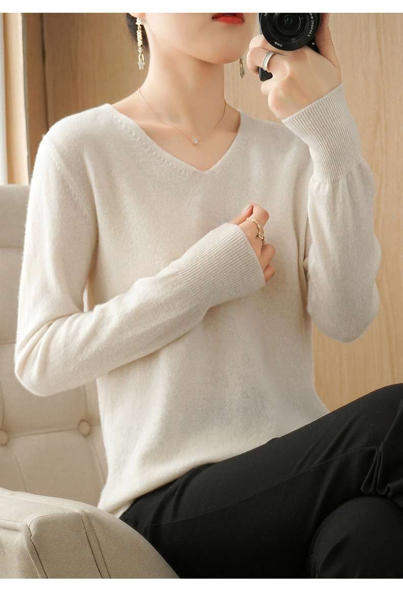 30代ファッション  大人のシンプルVネックニット