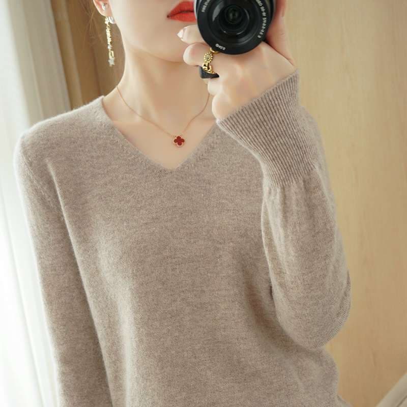 30代ファッション  大人のシンプルVネックニット