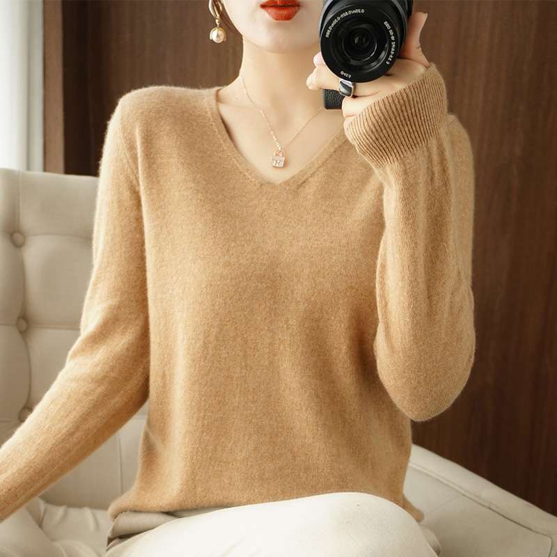 30代ファッション  大人のシンプルVネックニット