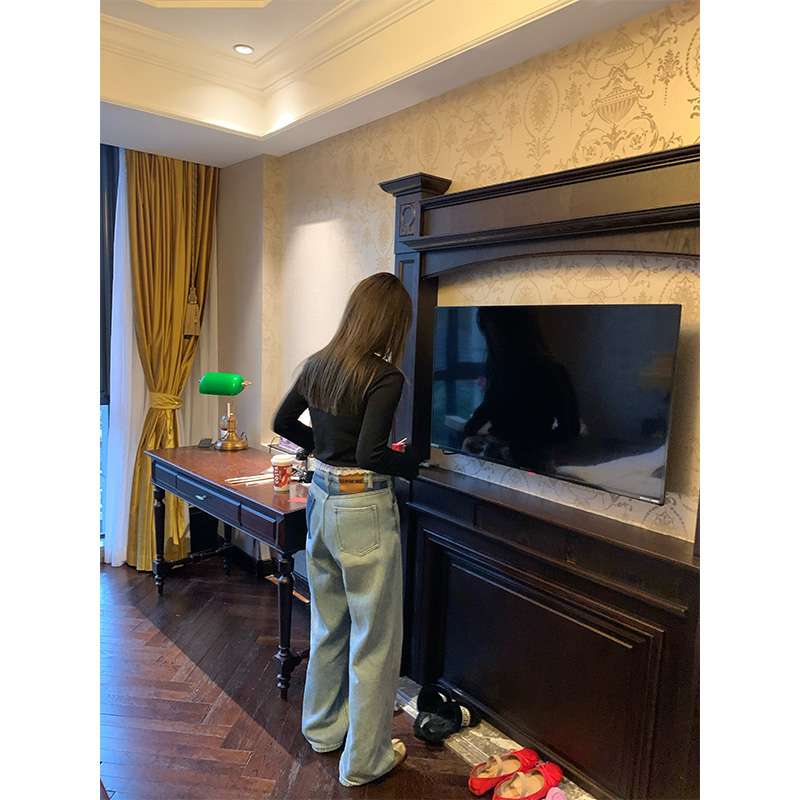 30代ファッション ゆったりデニムストレートパンツ