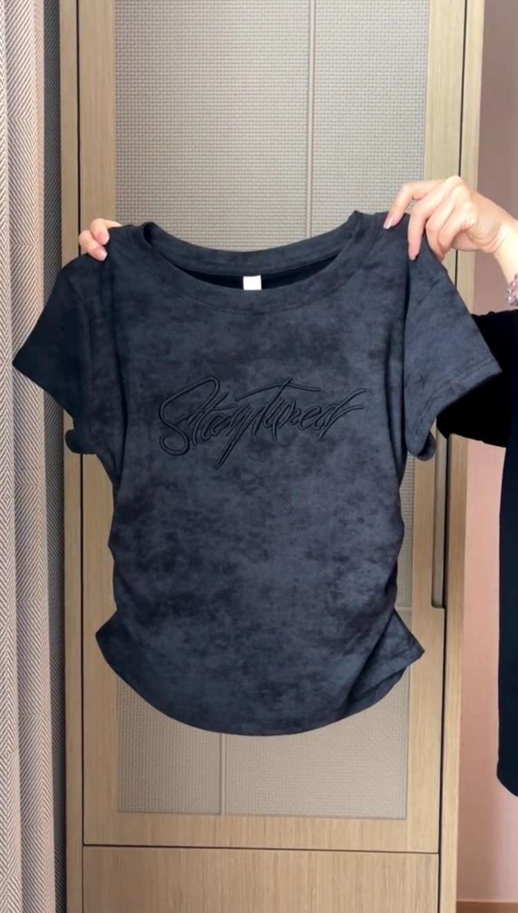 30代ファッション ストリートウェア風 ロゴ入りTシャツ
