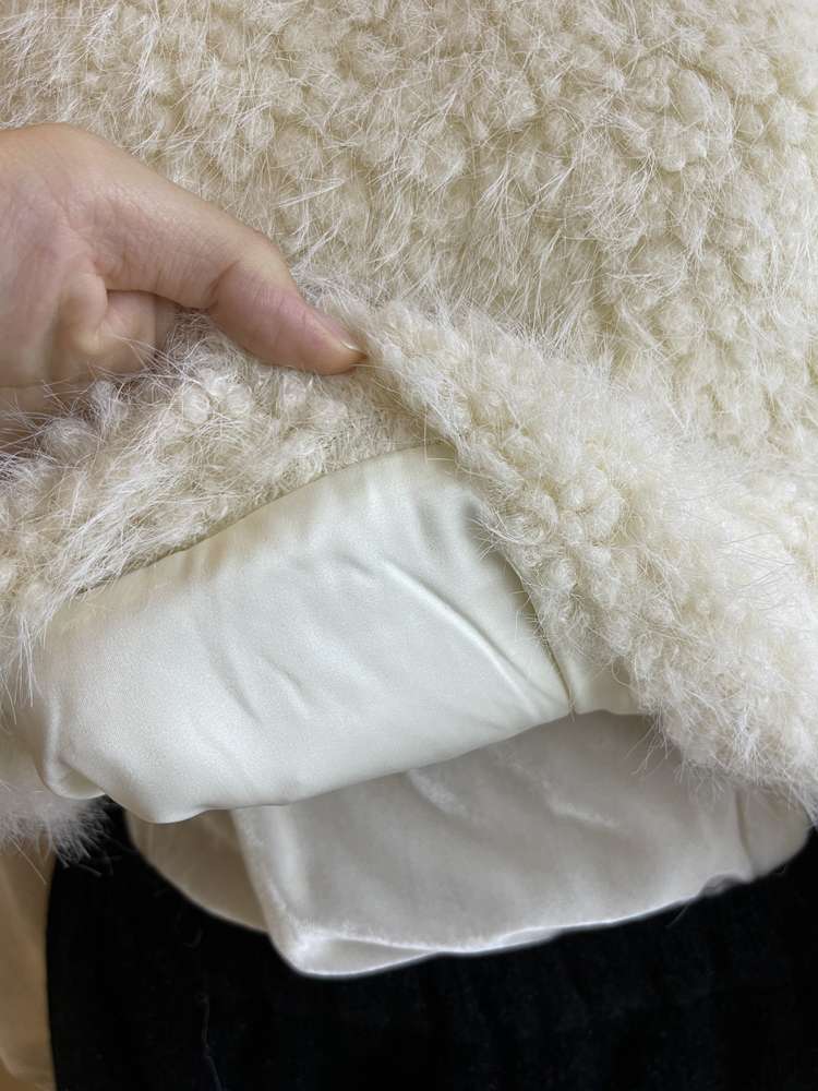 30代ファッション ふわもこショート丈ベストニット
