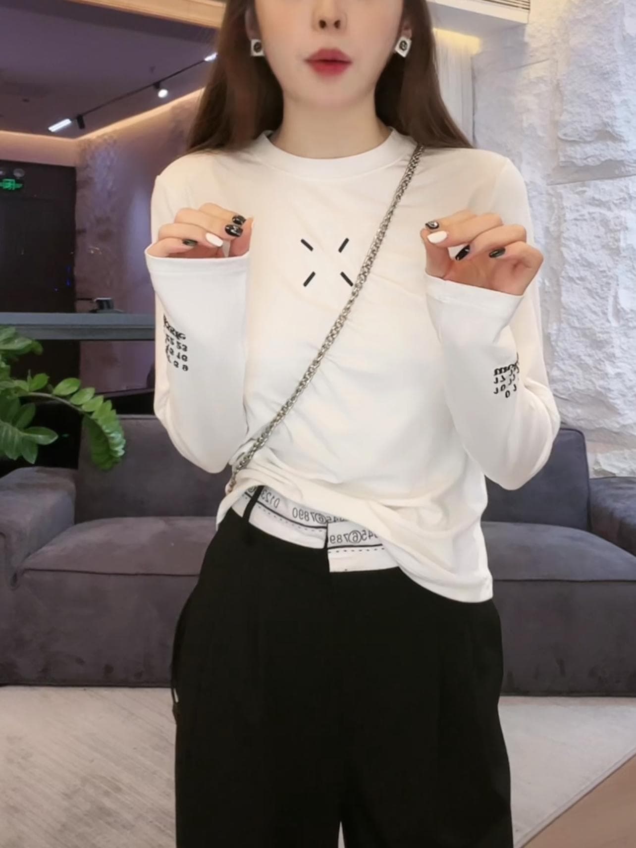 30代ファッション モダンミニマルロゴ長袖シャツ