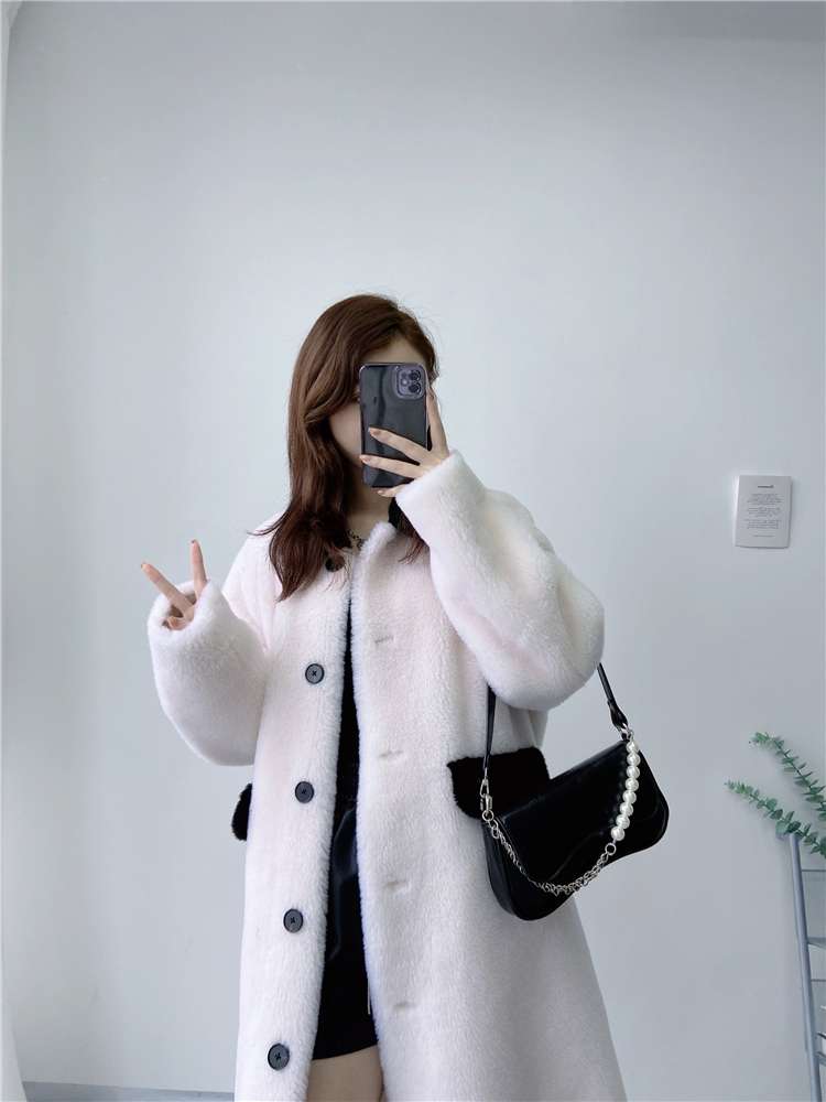 30代ファッション モコモコ襟付きロングコート