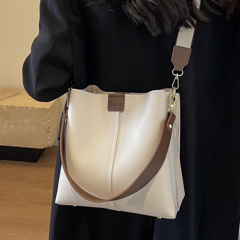 30代ファッション 上品なバイカラー肩掛けトートバッグ