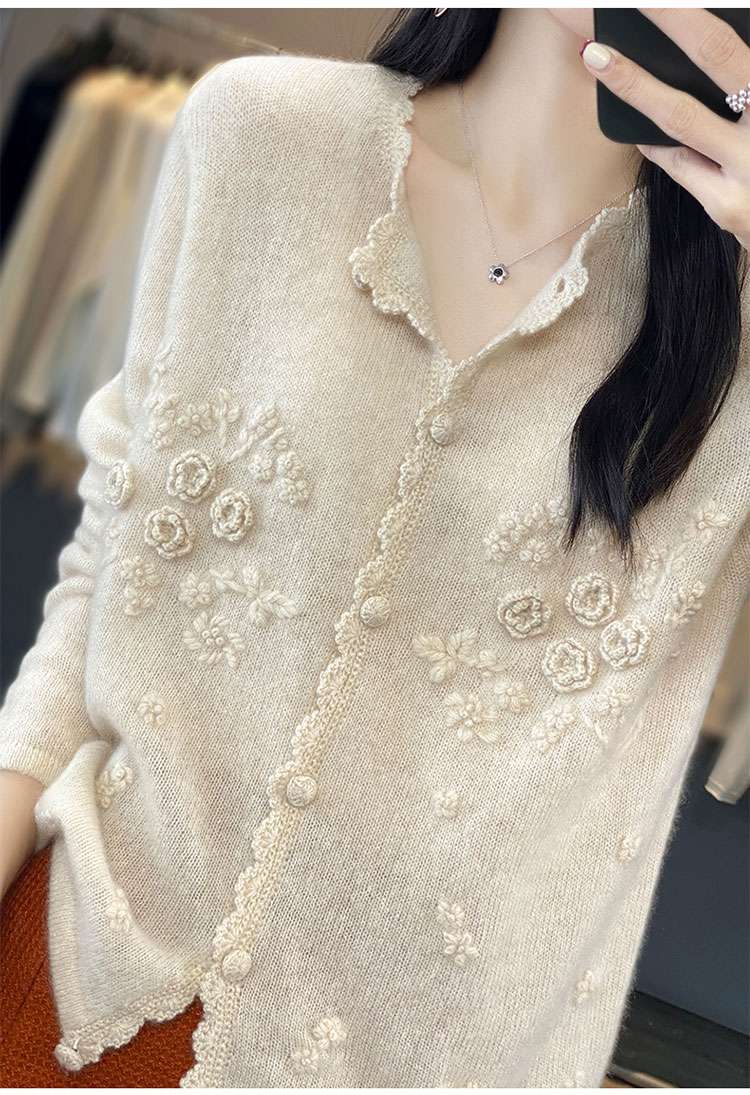 30代ファッション 花柄刺繍入りカーディガン