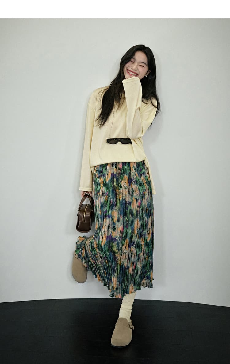 30代ファッション 彩り水彩画プリーツスカート
