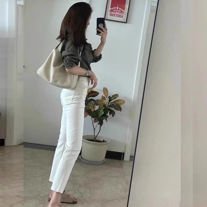 30代ファッション 美脚ストレートデニムパンツ