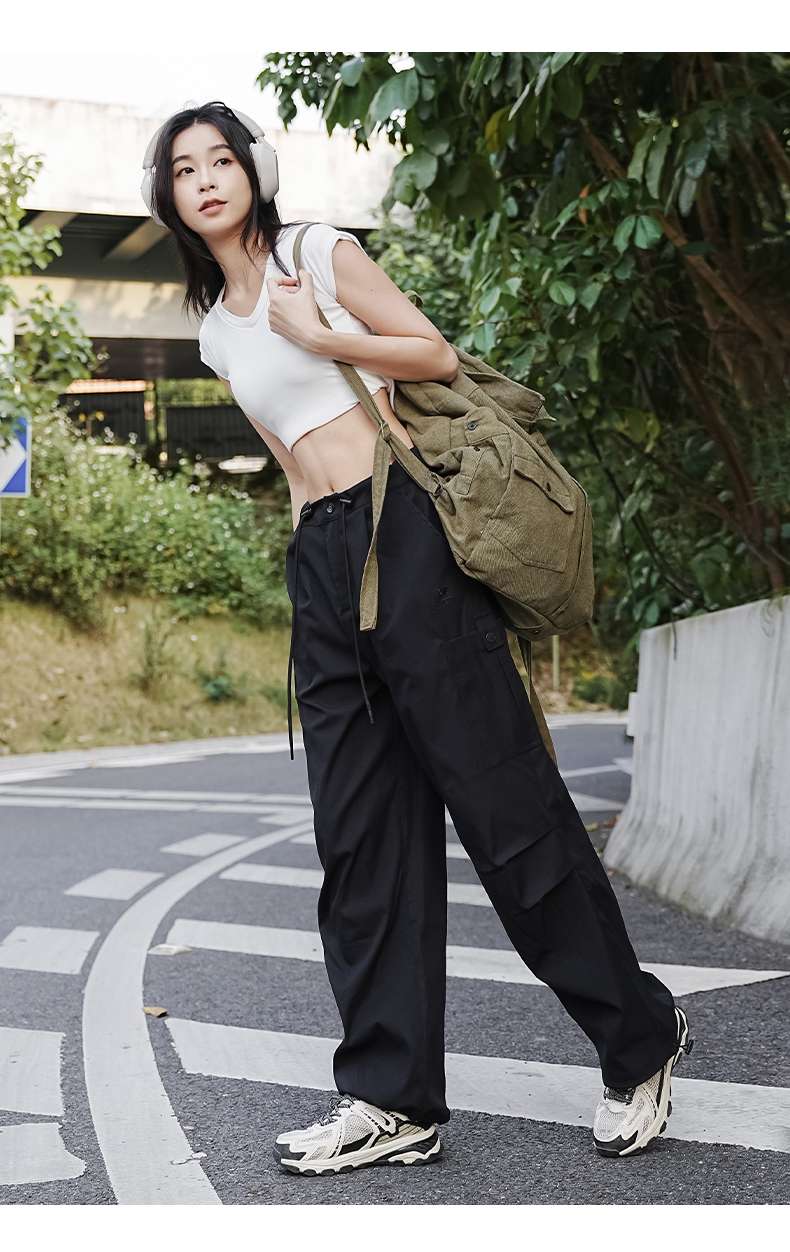 30代ファッション ゆったりカーゴワイドパンツ