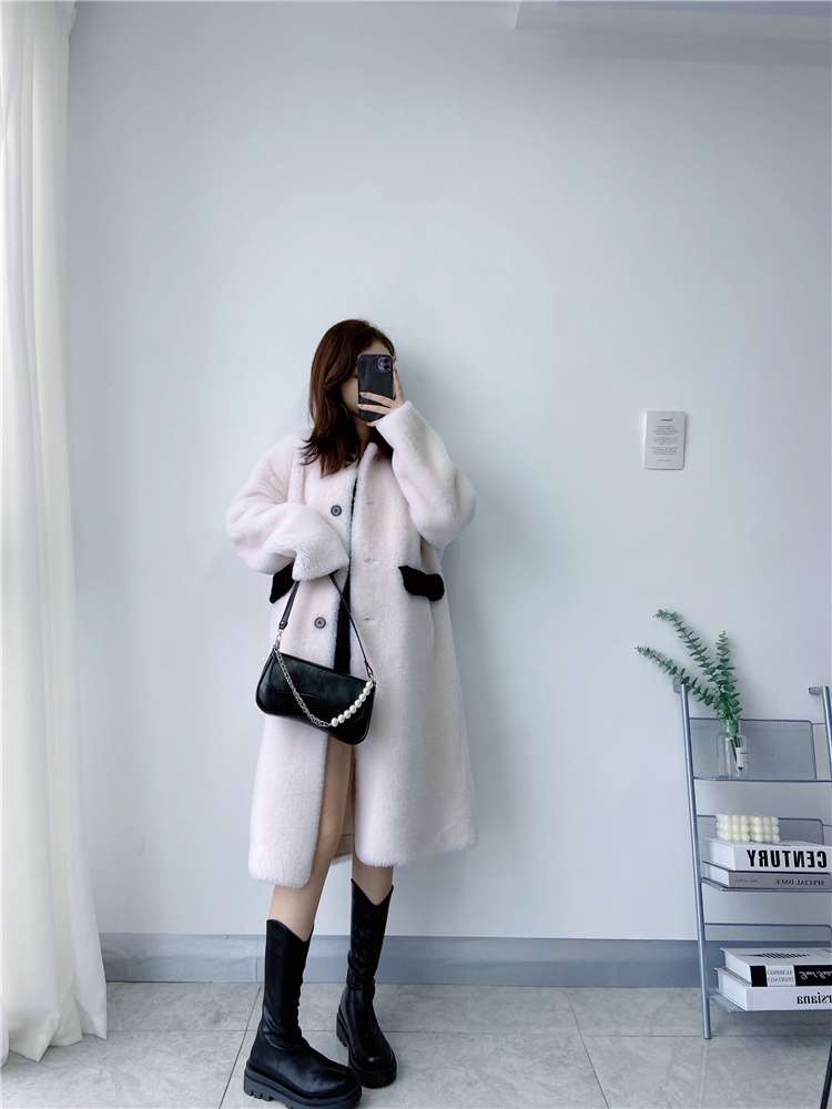 30代ファッション モコモコ襟付きロングコート