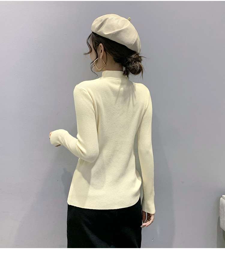 30代ファッション 真珠飾りハイネックリブニット