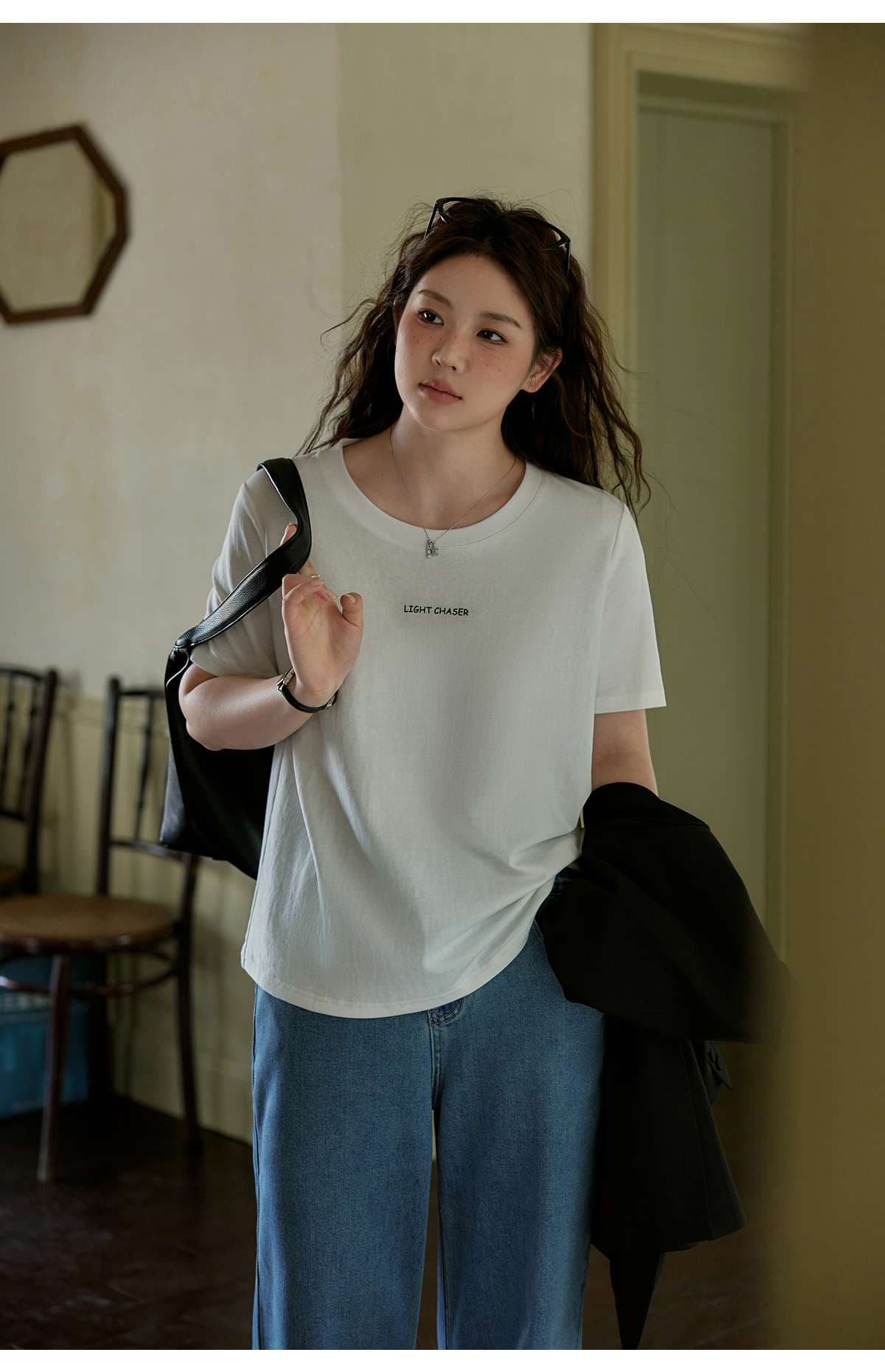 30代ファッション 軽やかロゴプリントカットソー