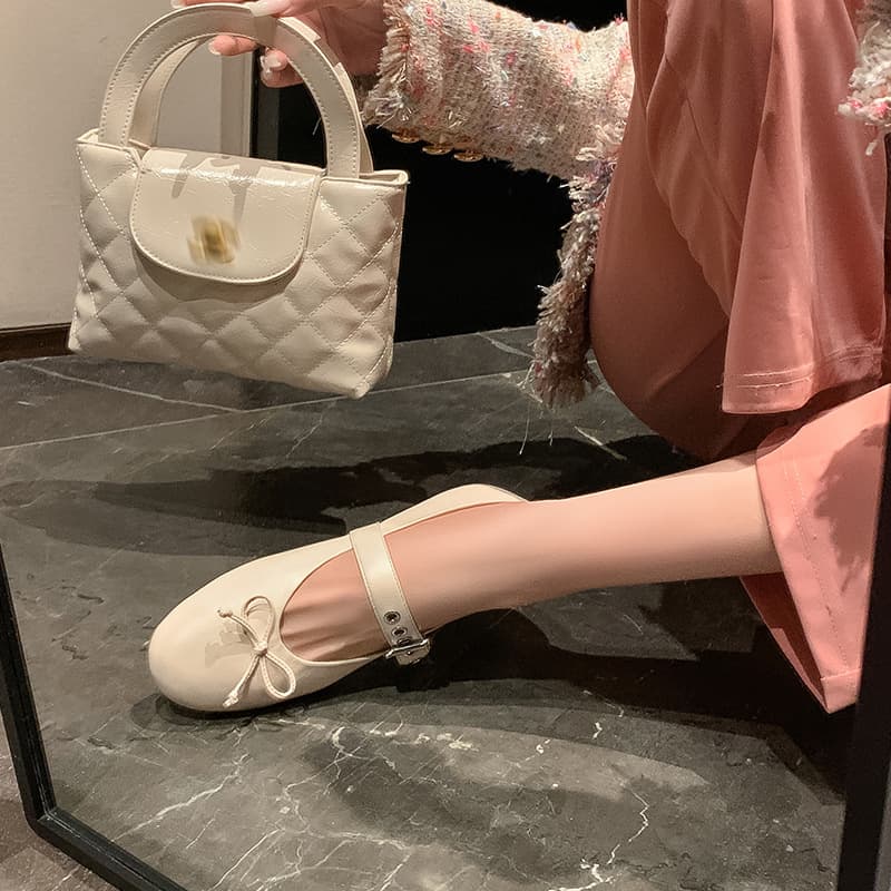 30代ファッション シューズ リボン付きストラップパンプス