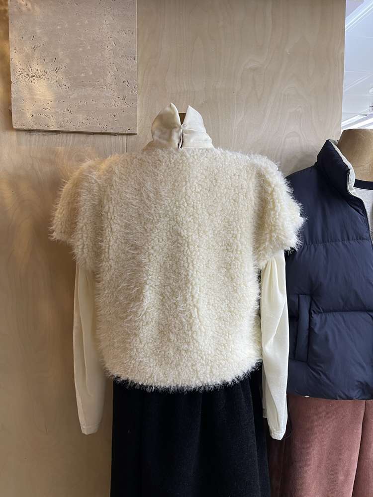 30代ファッション ふわもこショート丈ベストニット