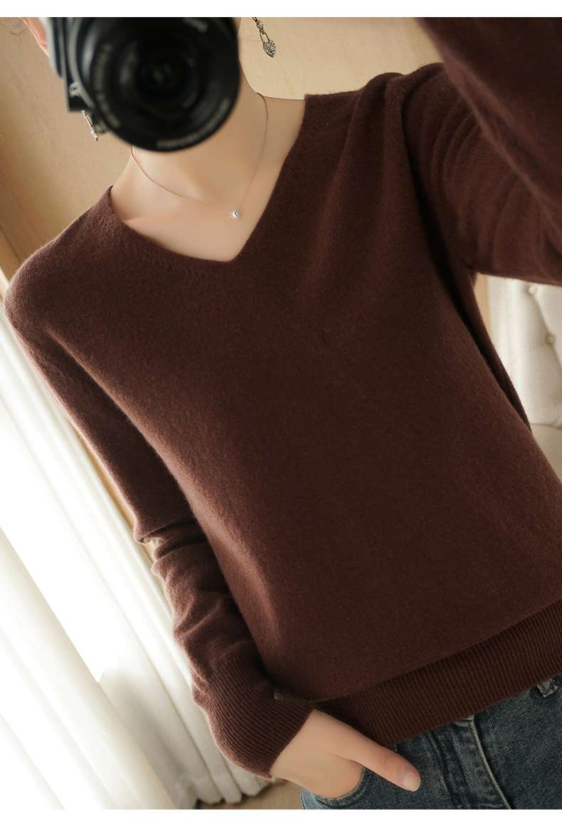 30代ファッション  大人のシンプルVネックニット