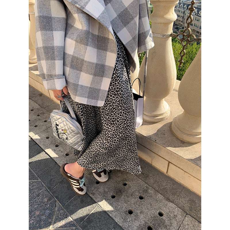 30代ファッション しなやかヒョウ柄マキシスカート