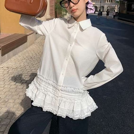 30代ファッション フリルヘムニットシャツ